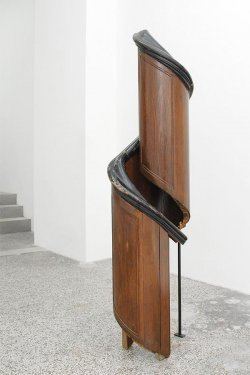 Vanessa Henn, Kleine Utopie, 2010, antikes Holz, 185 x 38 x 55 cm