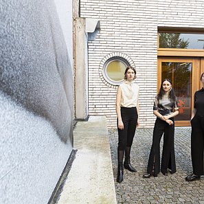 Portrait zur Ausstellung Finja Sander und Tatjana Stürmer »Wovon träumt der Stein, wovon die Wand?«