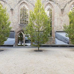 Außenansicht Ausstellung Finja Sander und Tatjana Stürmer »Wovon träumt der Stein, wovon die Wand?«