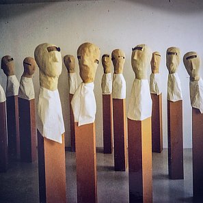 Werk »Sein und Werden« aus dem Jahr 2004 von Sabine Hoffmann. 14 auf Sockeln gestellten Büsten. Material: Gewebe, Spachtelmasse, Dispersionsfarbe, Tusche und Fotostift auf Folie, Sockel auf Sandwichkarton, Objekthöhen bis 162 cm, © Werkarchiv Hoffmann
