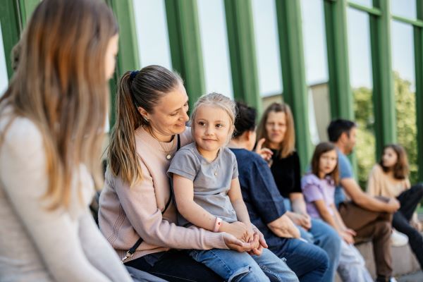 Eine Gruppe Eltern mit Kindern, sitzend Copyright Verena Müller / Staatsgalerie Stuttgart