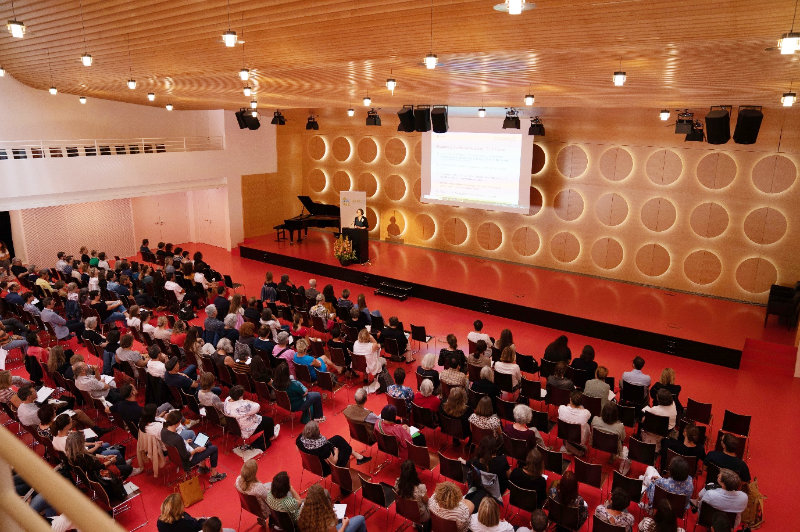 Blick von oben auf die Besucher im Paul-Lechler-Saal