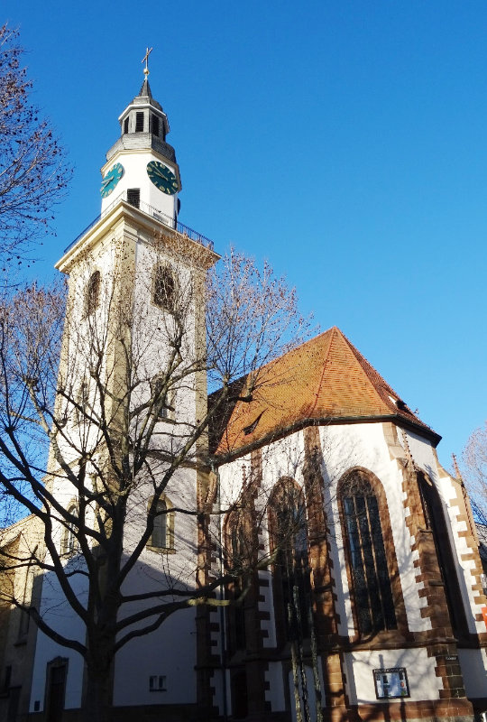 Die Hospitalkirche vor tiefblauem Himmel