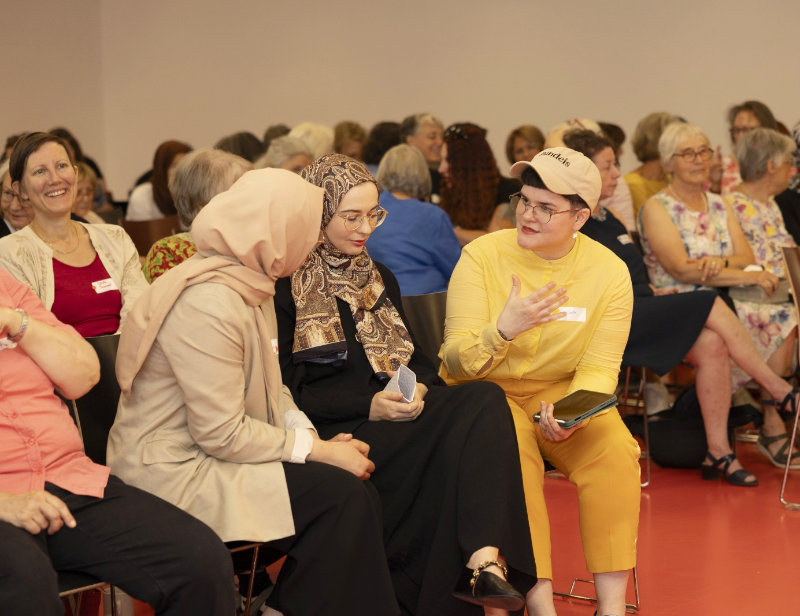 Eine Gruppe unterschiedlicher Menschen, die miteinander reden