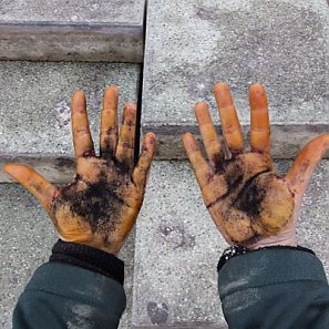 Elisa Lohmüller, Arbeitstitel (E.L.), 2025, UV-Direktdruck auf Fine Arts Papier, gerahmt (Hände, Schweiß, Stärke-Jod-Test) Copyright Elisa Lohmüller